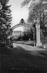 847587 Gezicht op het rijk gedecoreerde toegangshek van Kasteel De Hooge Vuursche (Hilversumsestraatweg 14) te Baarn.De ...